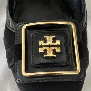 EUC Tory Burch GORGEOUS Black Suede Pumps with Patent Leather & Gold Accent 9.5